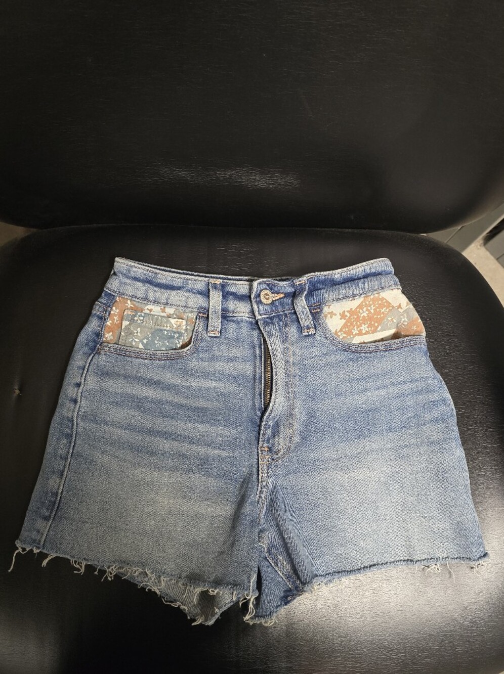 Hollister Ultra High-Rise Mom Shorts 3" – Light Wash Denim – Size 23 (00)